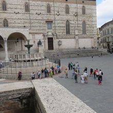 観光客の皆さんは見学に訪れますね