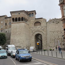 立派で大きな門です