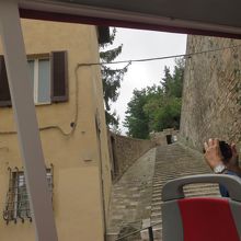 門の横の坂道と城壁