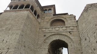 堂々とした古代の門・・古都に相応しい門