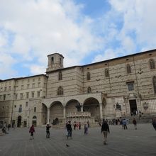 観光客も多い広場