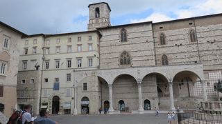 つかの間の散策で寛いだ広場・・