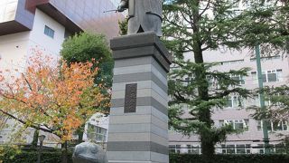 安定感に欠ける変わったデザインです。