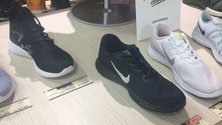 ランニングシューズ