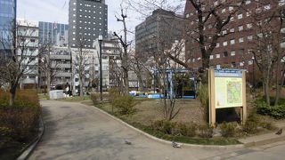虎ノ門と日比谷公園の間にあります