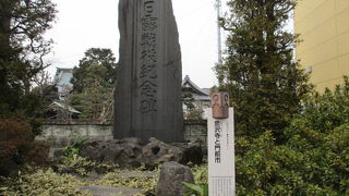 中原街道沿い小杉十字路近くの大きな石碑で見ごたえあります。