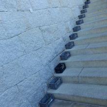 門戸厄神の男坂にある賽銭箱