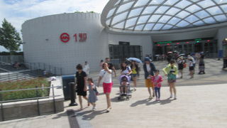 ミッキーの手を付けた案内係