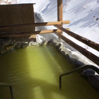 小さい方の 露天風呂 と雪