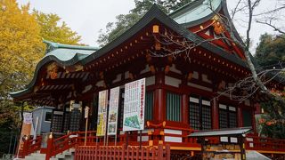 赤い大きな社殿です