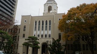 塔頂にドームをのせているのが大きな特徴です