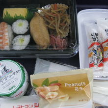 お寿司の機内食。美味しかった。