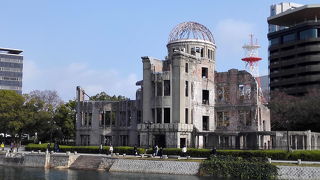 原爆ドームを川の対岸から