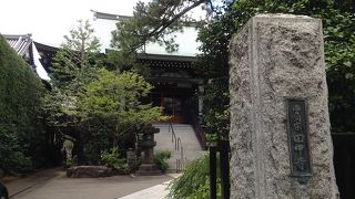 住宅街の中にひらけるお寺の空間がよい