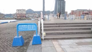 橋が跳ね上がる歩行者専用の橋です。