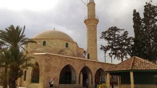 ソルト湖に彩りを添えるモスク