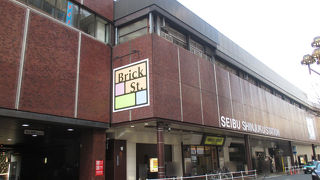 ピアーズ・カフェのコーヒーとパンで一息。