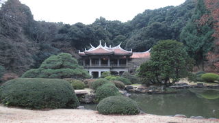 奥の森に溶け込んでいます。