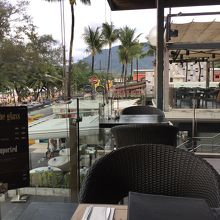 17：00頃だったので道路沿いの席を確保