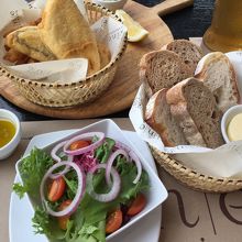 注文はフィッシュアンドチップス、サイドのサラダ、パン、ビール