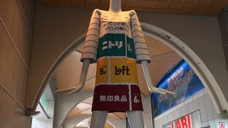 巨大なマネキン人形