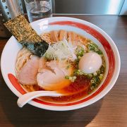 蕎麦屋の横にあります「まるはビヨンド」