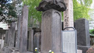 鼠小僧のお墓近くの大きな石碑群
