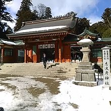 場所は駐車場側から来て右手です