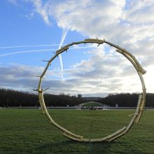 庭園の奥から見た宮殿