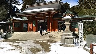 本殿・拝殿何れも朱黒の極彩色漆塗りで落ち着いた感じです。産業開発、農業守護の神として崇敬されているようです