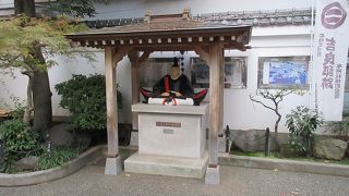 猫の額ほどの土地に吉良邸跡であることを伝える標識と吉良上野介の座像が飾られている程度。