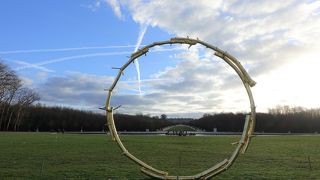 庭園の池越しに見る宮殿がきれい