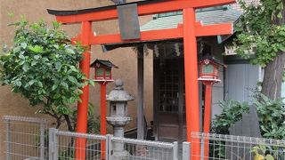 ひっそりと建つ稲荷神社。