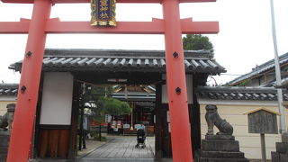 ならまちにあるきれいで立派な神社です