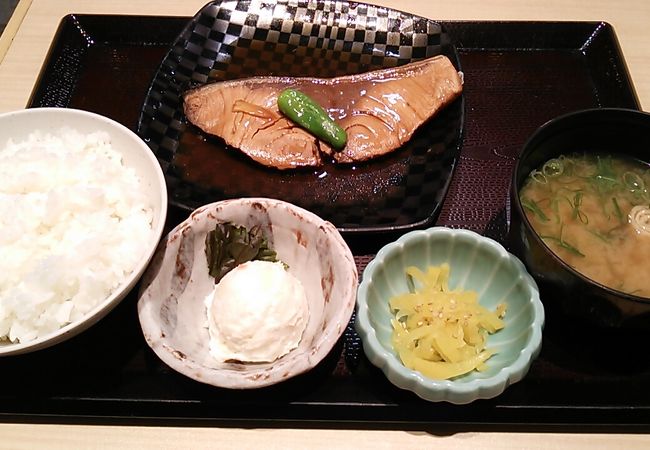 日替り煮魚定食～骨がないため、食べやすかったですが…～