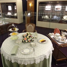 ３階のミュージアム内　超高級洋食器を展示