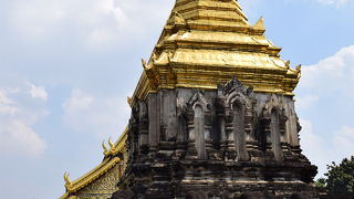 15頭の象に支えられた仏塔