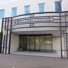 ウエルカムセンターの玄関前