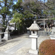 噴水広場の傍らにある日陶神社