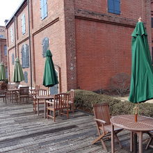 赤レンガ建物横の通路　ここでの食事休憩をおススメ