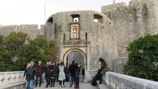 ピレ門につづく橋