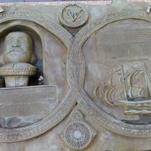 ヤン･ヨーステンの顔のレリーフ、羅針盤、などがデザイン