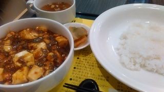土日は長蛇の列・平日も混んでいる人気店