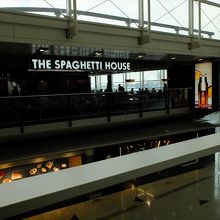 香港国際空港内の支店。静かな場所にあり落ち着けます。