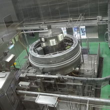 中央　缶の蓋を付けるマシーン