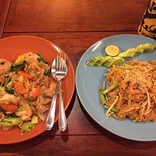 2回目に食べたエビ入りの炒め物（左）、パッタイ（右）