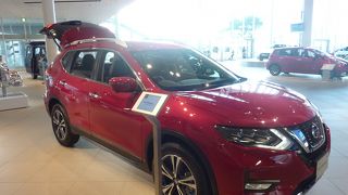 日産の車が並ぶ