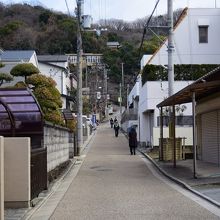 この道をまっすぐ進むと階段になります