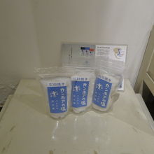 現地の「塩」なども売られていました。