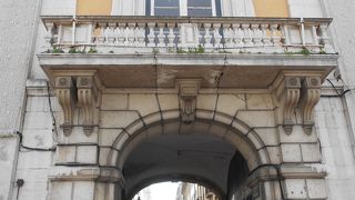 「ロシオ広場」の南側にあるアーチです